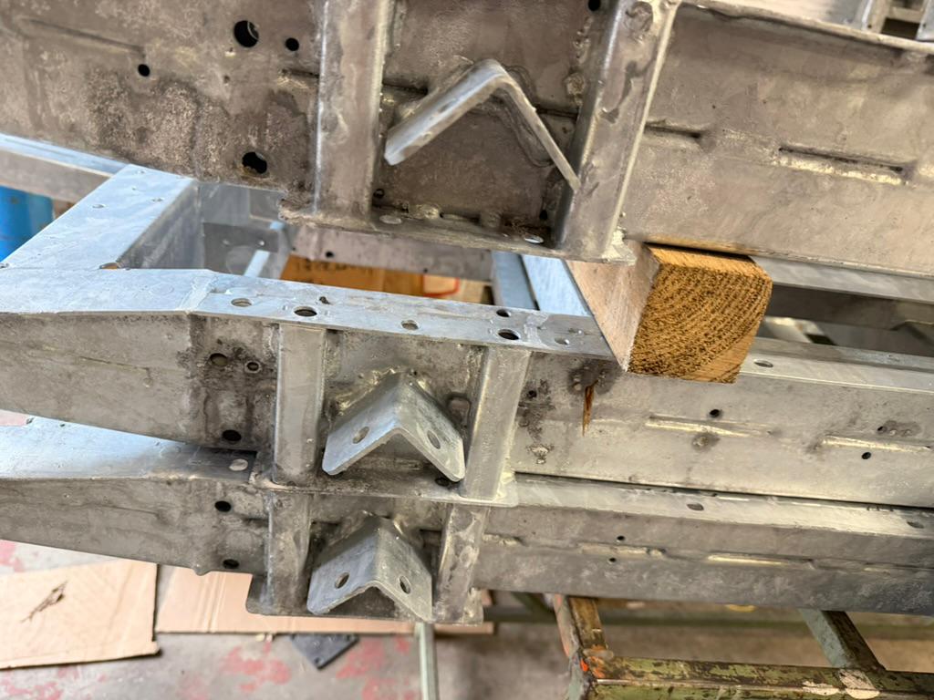 Detail van een lasnaad op een verzinkt chassis