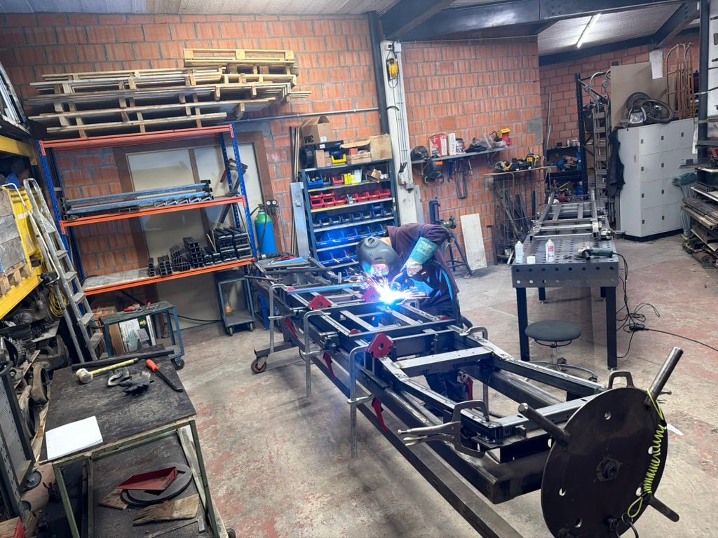 Vue de l’atelier avec des châssis en cours de construction