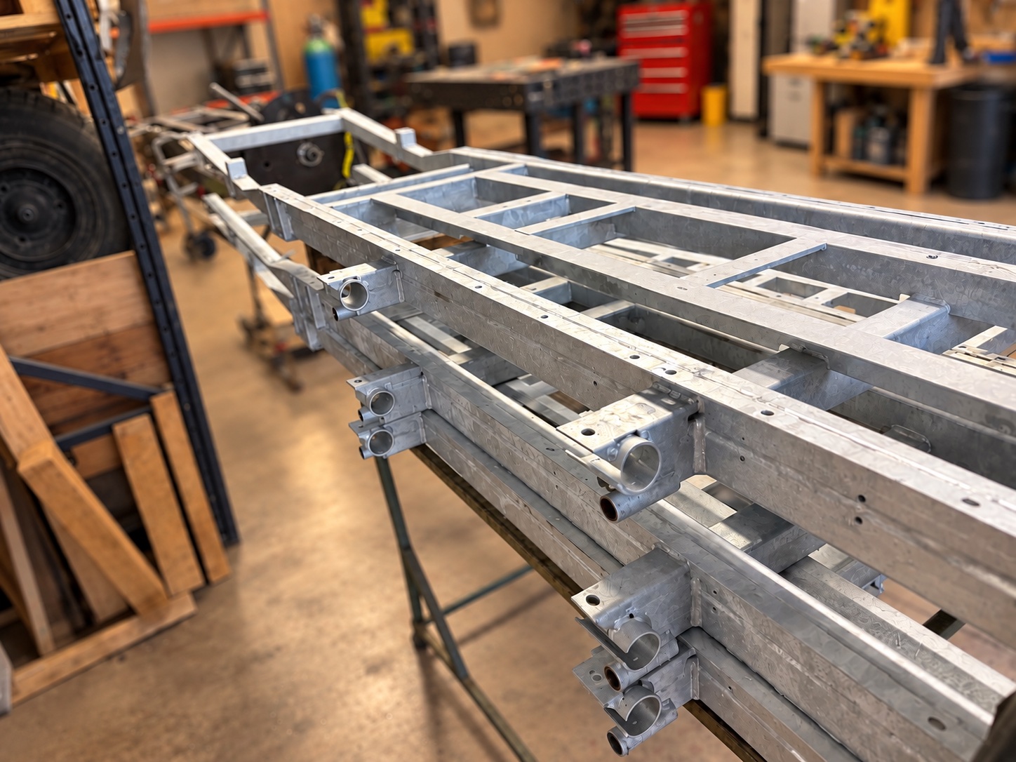 Verzinktes Chassis auf Böcken in der Werkstatt